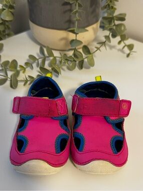 Stride Rite splash water shoes in bright pink 🌊 Size 4